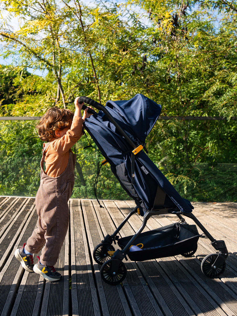Enfant les mains sur le guidon du FAAR Ride en mode poussette