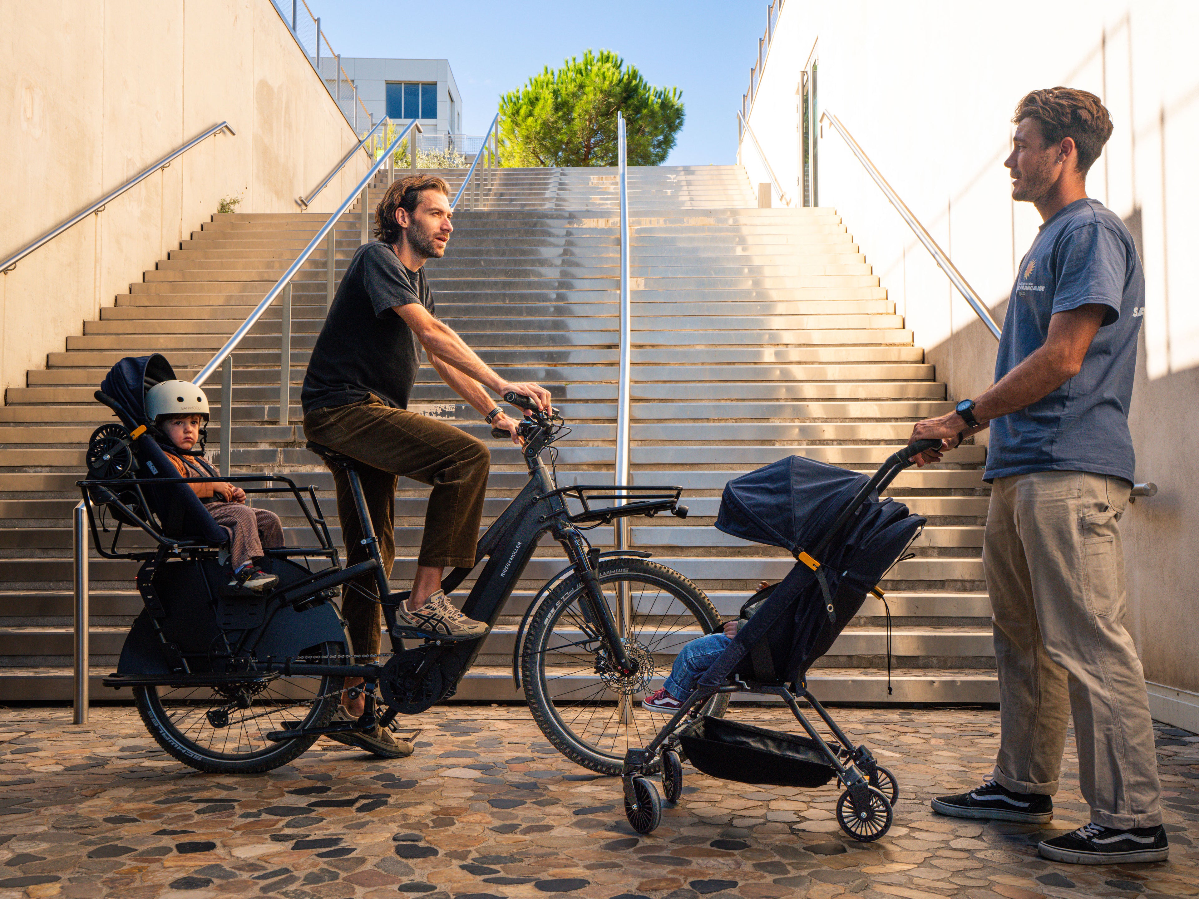 Un FAAR Ride en mode poussette et un autre en mode siège vélo