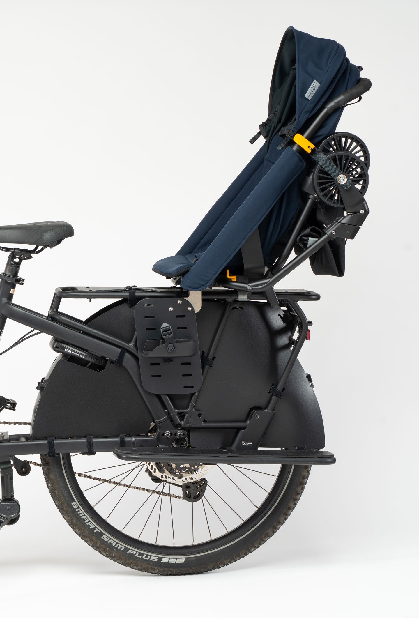 FAAR Ride en mode siègé vélo sur un velo longtail vu de profil