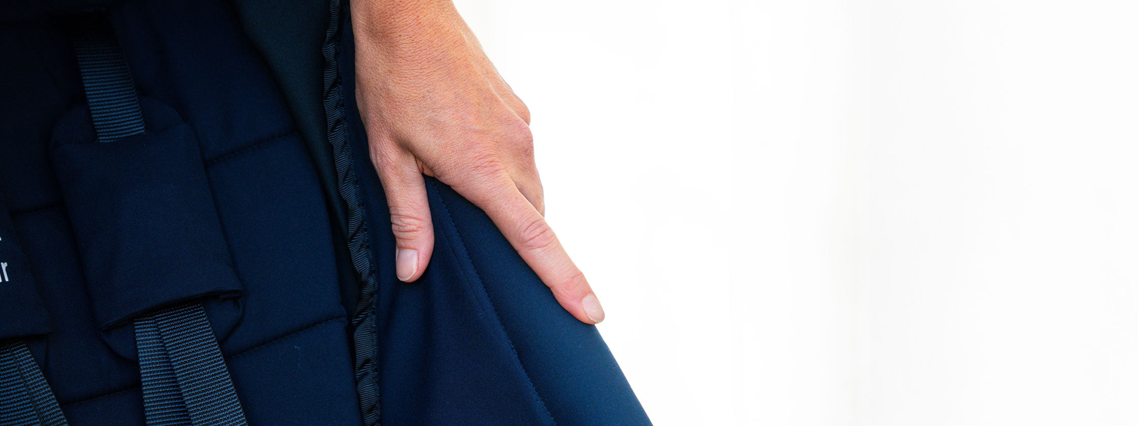Main sur le tissu oekotex