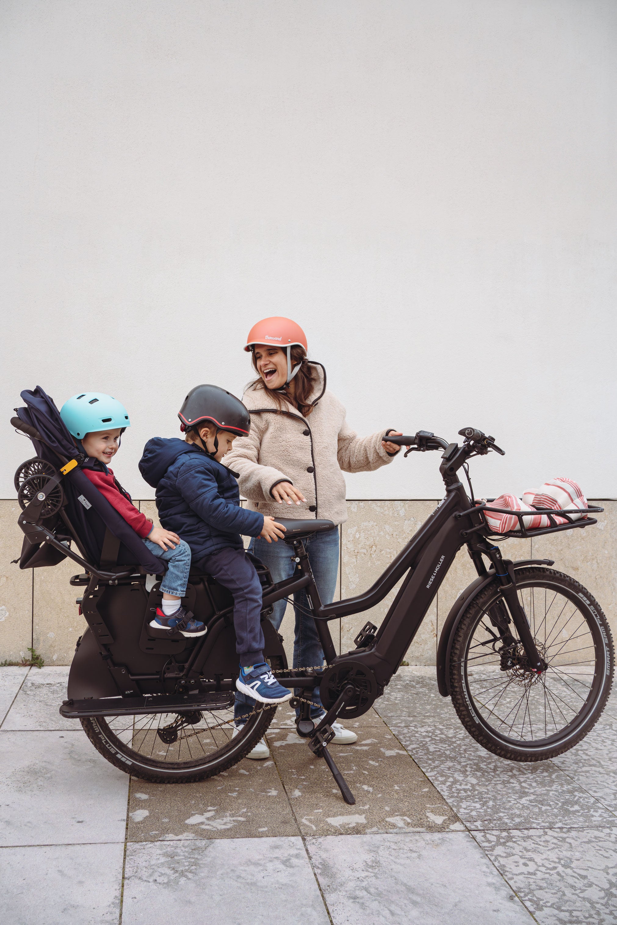 FAAR Ride en mode siège vélo sur un vélo longtail avec deux enfants