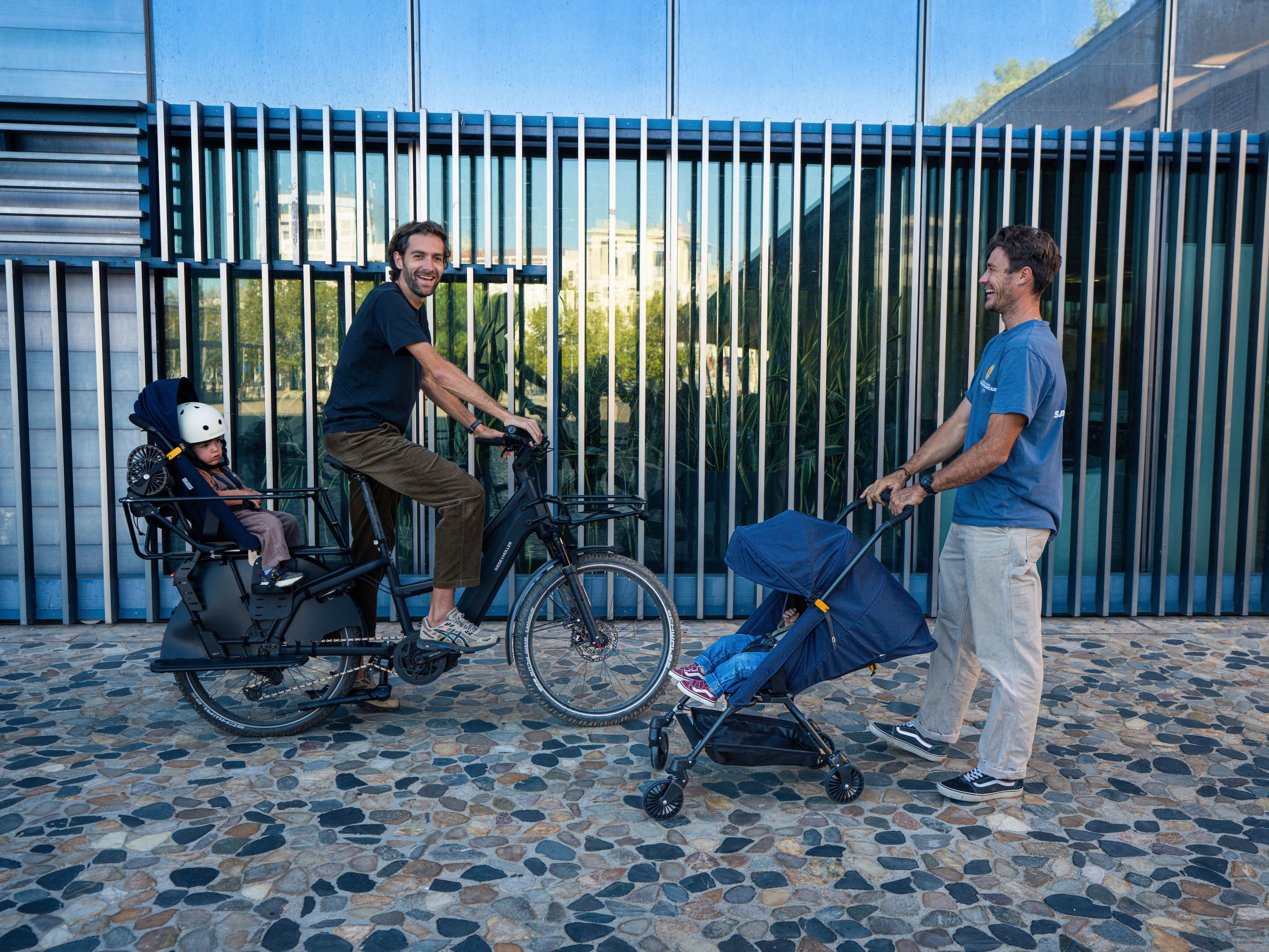 FAAR Ride en mode poussette avec dossier allongé et FAAR Ride en mode siège vélo