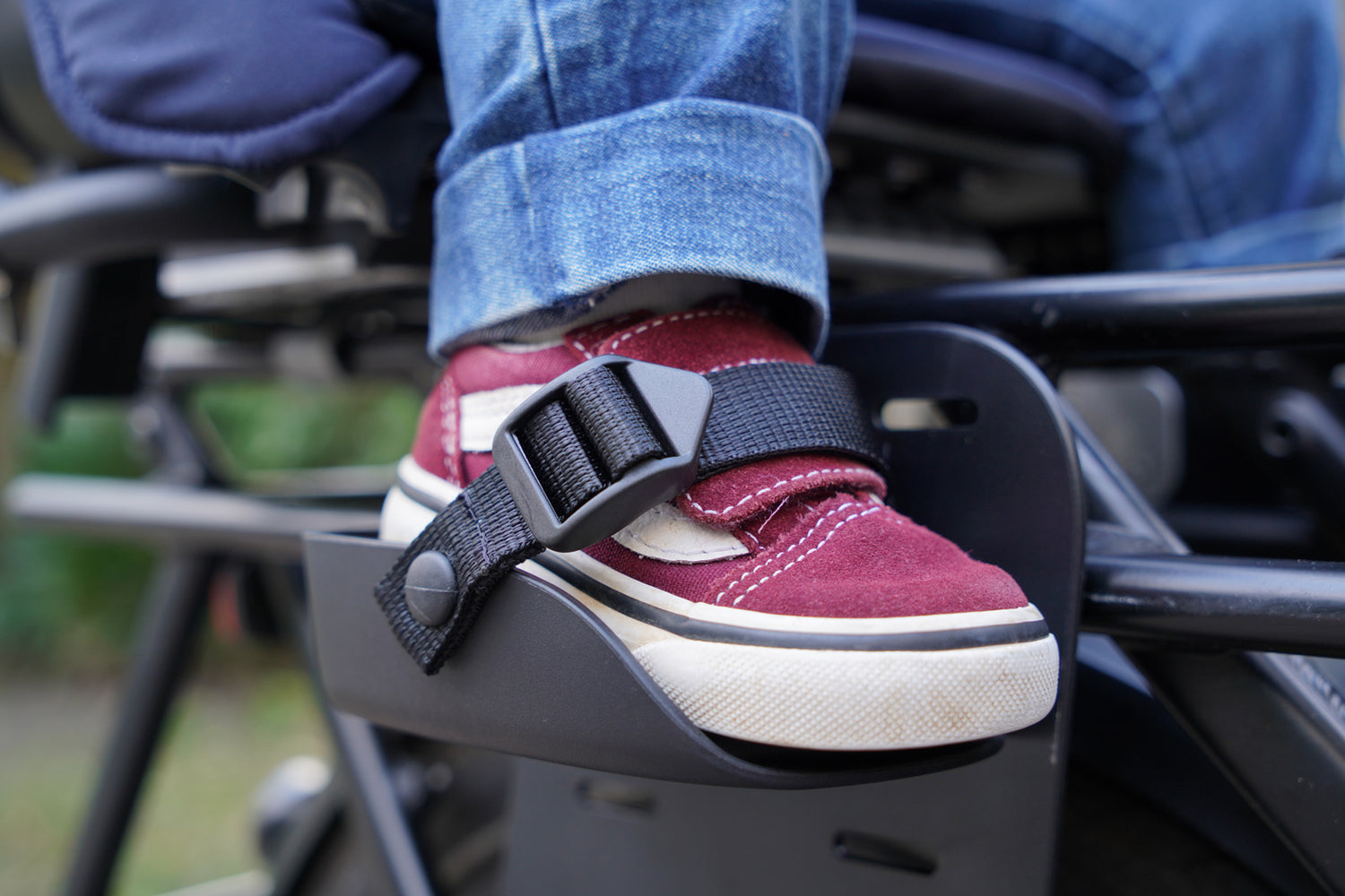 Pied d'un enfant dans le repose-pied du FAAR Ride