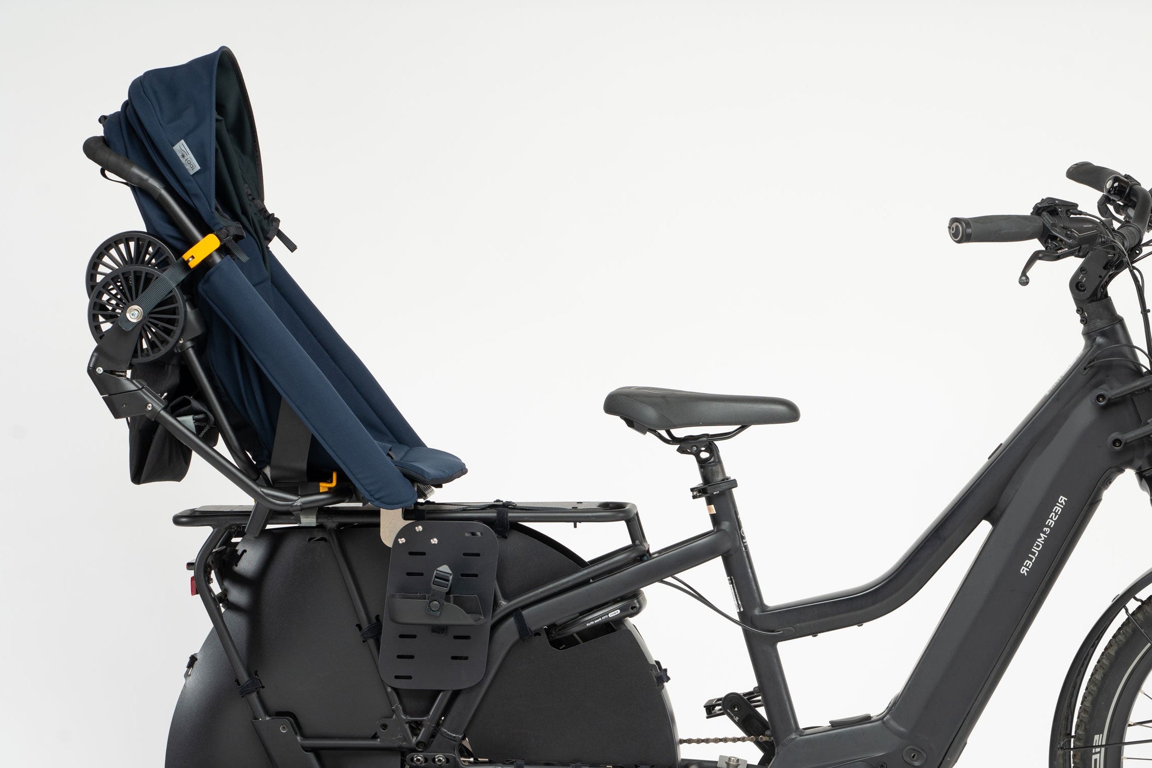 Le FAAR Ride en mode siège vélo installé sur un vélo long tail de profil
