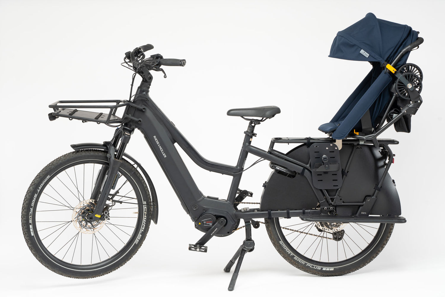 FAAR Ride en mode siège vélo avec pare-soleil déployé de coté sur un vélo longtail