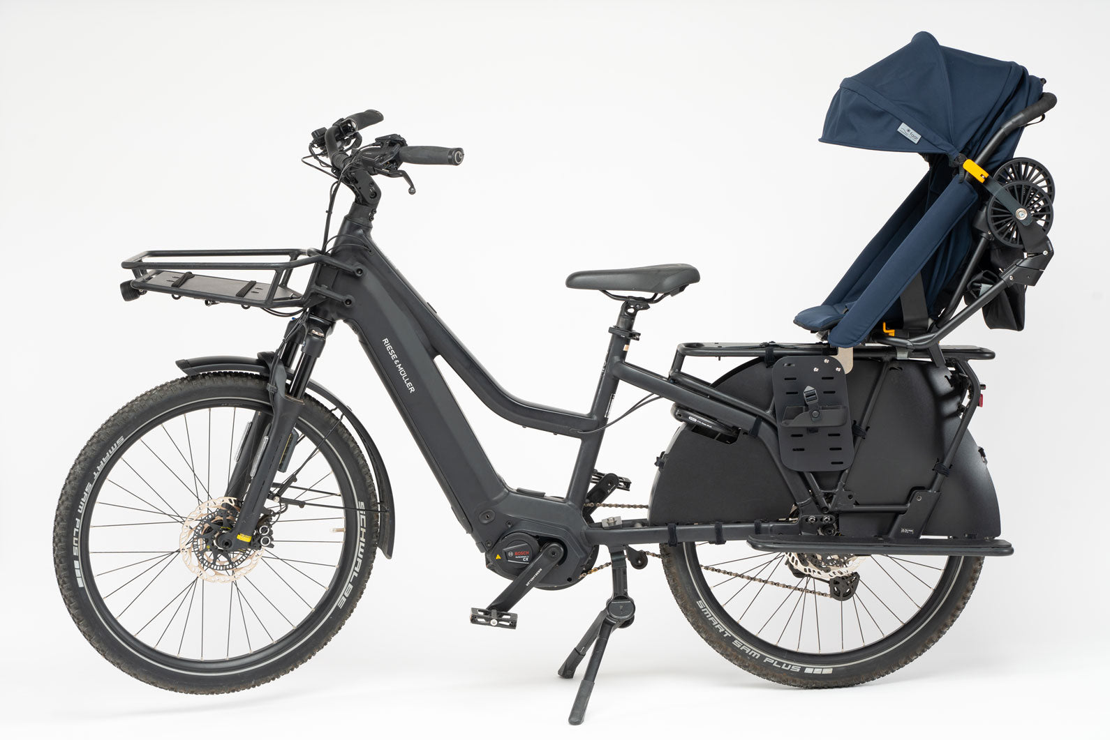 FAAR Ride en mode siège vélo avec pare-soleil déployé de coté sur un vélo longtail