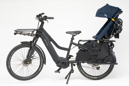 FAAR Ride en mode siège vélo avec pare-soleil déployé de coté sur un vélo longtail