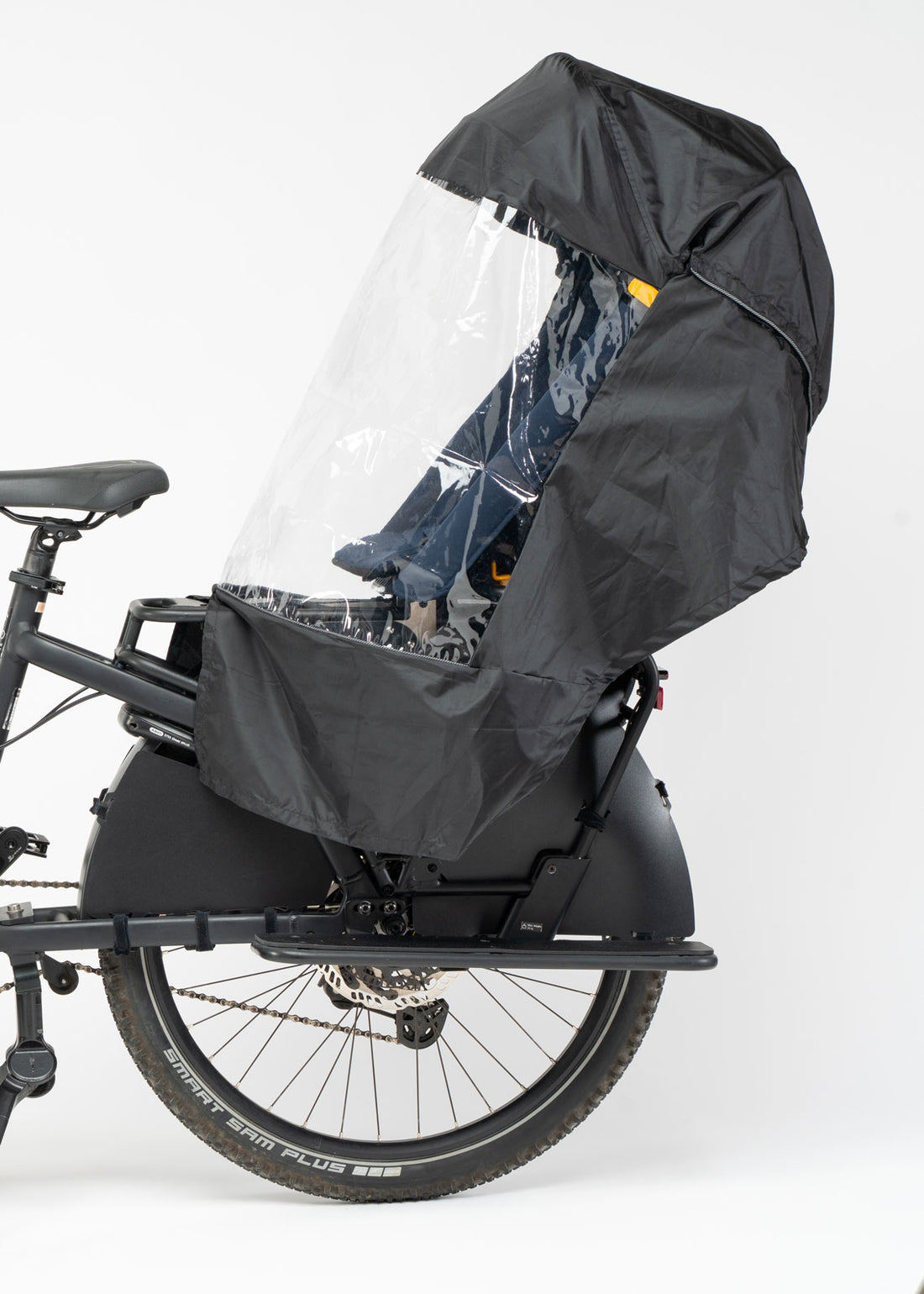 FAAR Ride en mode siège vélo avec la protection pluie de coté sur un vélo longtail