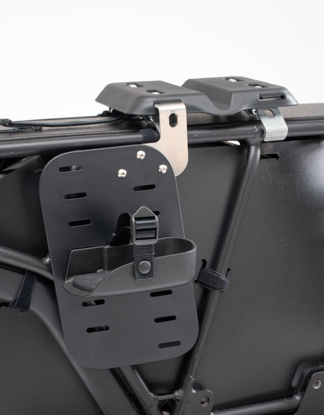 Le kit siège vélo vue de coté montrant  un repose-pied une protection de jambe et la platine EasyClick