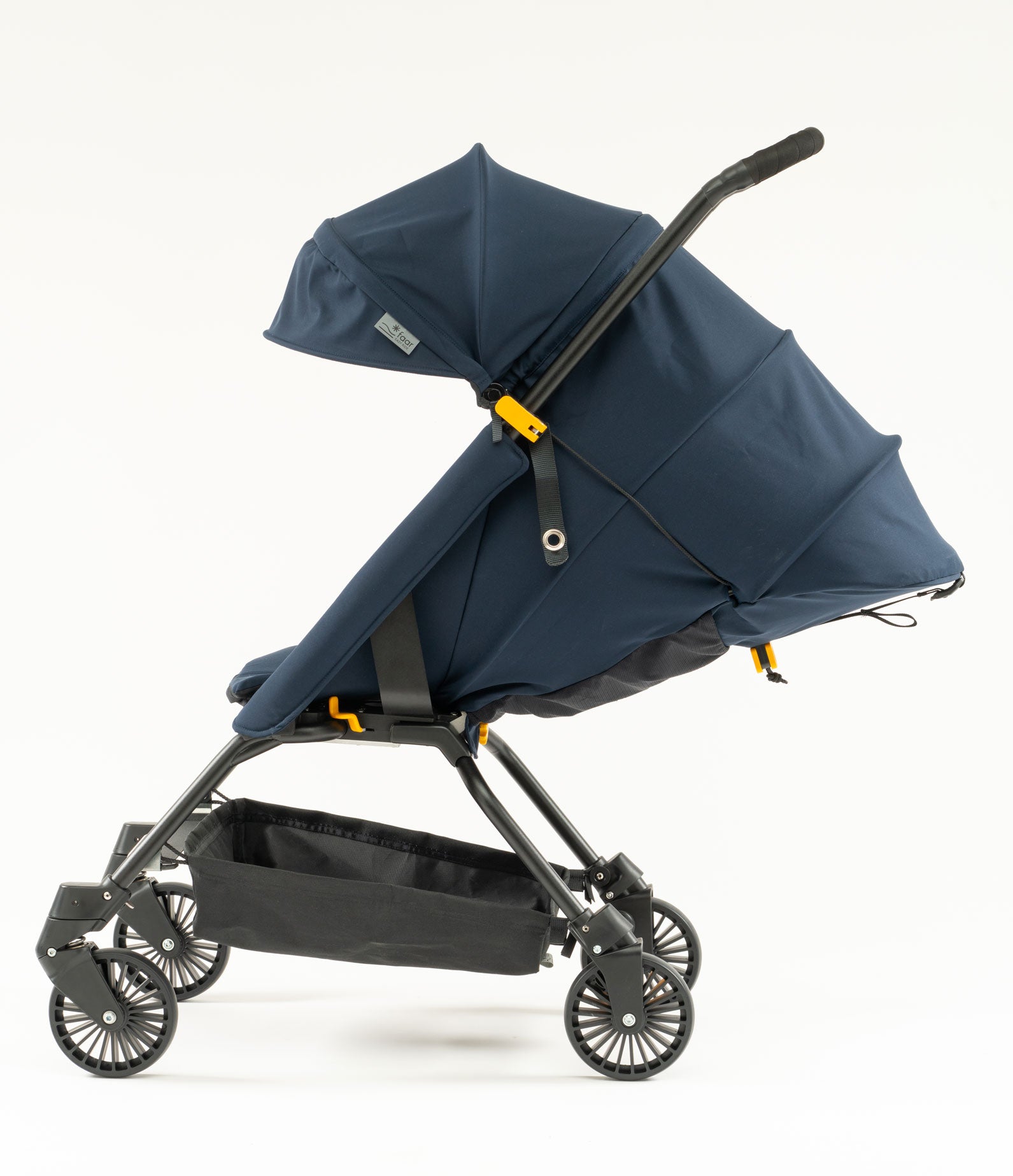 Le FAAR Ride en mode poussette avec le dossier allongé compatible dès la naissance