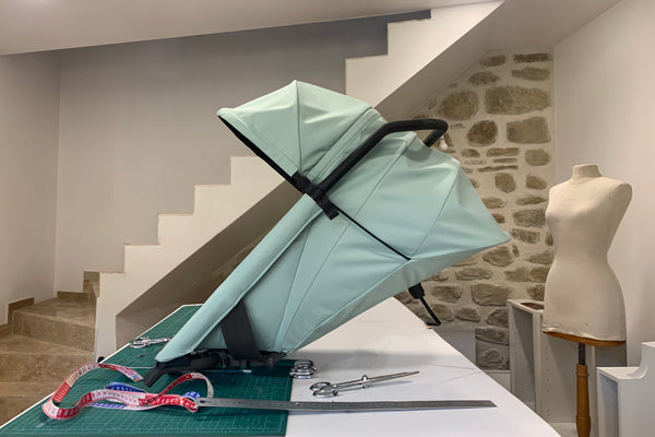 Prototype de la housse textile dans l'atelier de la prototypiste