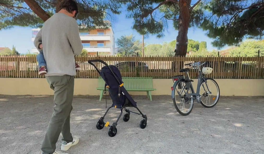 Conversion du FAAR Ride de poussette à siège vélo d'une main avec un enfant dans les bras